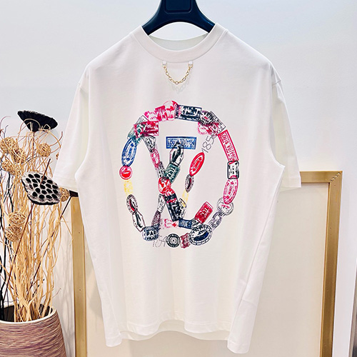 [홍콩명품.LOUIS VUITTON] 루이비통 25SS 로고 그래픽 프린트 반팔 티셔츠 (화이트), BM20967, YS, 홍콩명품의류,구매대행,온라인명품
