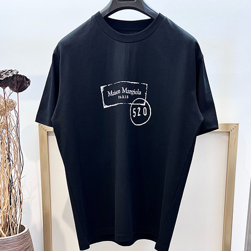 [홍콩명품.Maison Margiela] 메종마르지엘라 25SS 로고 그래픽 프린트 반팔 티셔츠 (2컬러), BM20980, YS, 홍콩명품의류,구매대행,온라인명품