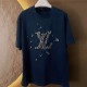 [홍콩명품.LOUIS VUITTON] 루이비통 25SS 로고 LV 자수 반팔 티셔츠 (블루), BM21094, KOO, 홍콩명품의류,구매대행,온라인명품