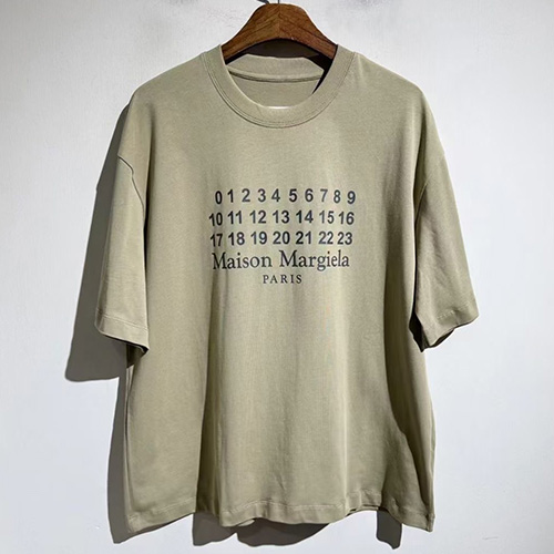 [명품레플리카.Maison Margiela] 메종마르지엘라 25SS 로고 프린트 반팔 티셔츠 (카키), BM21145, X2, 홍콩명품의류,구매대행,온라인명품