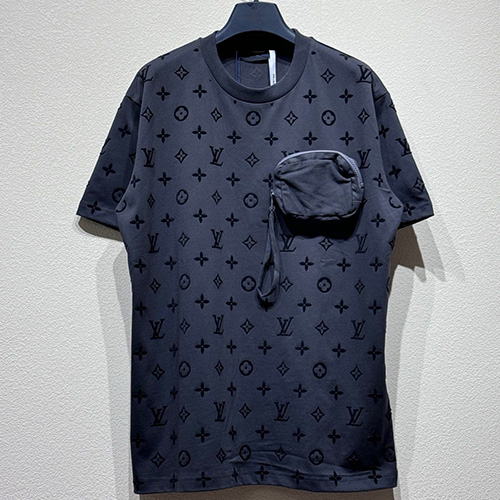 [명품레플리카.LOUIS VUITTON] 루이비통 25SS 로고 모노그램 포켓 반팔 티셔츠 (블랙), BM21185, KB, 홍콩명품의류,구매대행,온라인명품