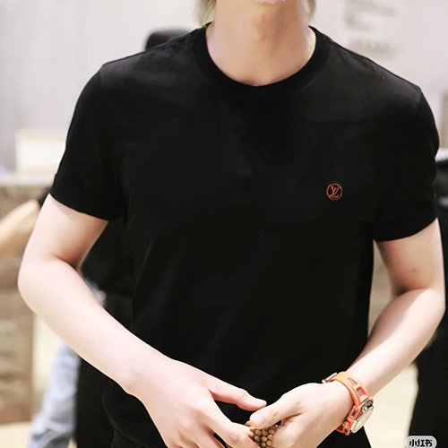 [명품레플리카.LOUIS VUITTON] 루이비통 25SS 로고 자수 반팔 티셔츠 (블랙), BM21201, KB, 홍콩명품의류,구매대행,온라인명품