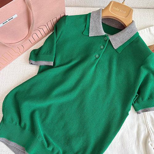 [홍콩명품,MIU MIU] 미우미우 25SS 로고 여성 2톤 카라 니트 반팔 티셔츠 (그린), BM21241, 13C, 홍콩명품의류,구매대행,온라인명품