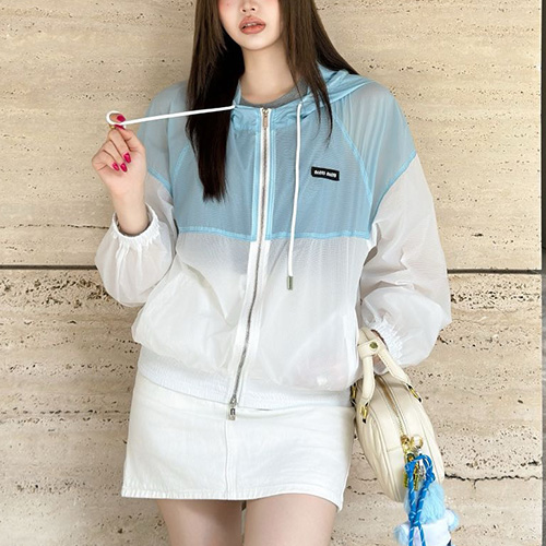 [홍콩명품,MIU MIU] 미우미우 25SS 로고 여성 후드 윈드브레이커 자켓 (화이트-스카이블루), BM21350, TBG, 명품레플리카,미러급,온라인쇼핑몰사이트