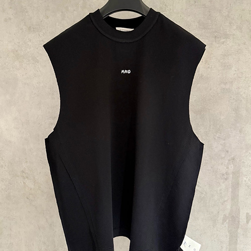 [홍콩명품.Maison Margiela] 메종마르지엘라 25SS 로고 자수 슬리브리스 티셔츠 (2컬러), BM21437, JU, 명품레플리카,미러급,온라인쇼핑몰사이트