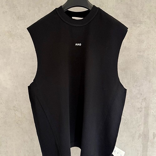 [홍콩명품.Maison Margiela] 메종마르지엘라 25SS 로고 자수 슬리브리스 티셔츠 (2컬러), BM21437, JU, 명품레플리카,미러급,온라인쇼핑몰사이트