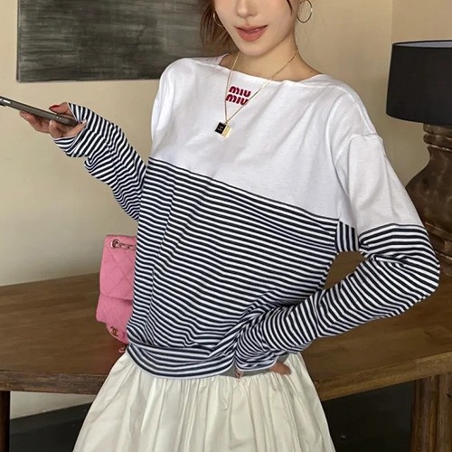 [홍콩명품,MIU MIU] 미우미우 25SS 로고 여성 스트라이프 긴팔 티셔츠 (네이비-화이트), BM21923, KB, 레플리카의류,미러급사이트