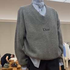 [홍콩명품,Christian Dior] 디올 25SS 로고 자수 V넥 캐시미어 니트 스웨터 (그레이), BM22110, JL, 레플리카의류,미러급사이트