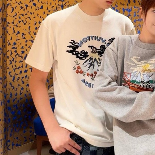 [홍콩명품.LOUIS VUITTON] 루이비통 25SS 로고 그래픽 반팔 티셔츠 (화이트), BM22137, JL, 레플리카의류,미러급사이트