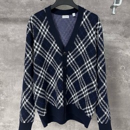 [홍콩명품.Burberry] 버버리 25SS 로고 체크패턴 V넥 니트 가디건 (네이비), BM22205, KK, 레플리카의류,미러급사이트