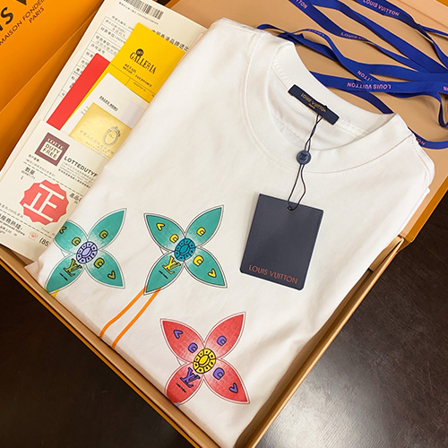 [홍콩명품.LOUIS VUITTON] 루이비통 25SS 로고 그래픽 반팔 티셔츠 (2컬러), BM22220, S1F, 레플리카의류,미러급사이트