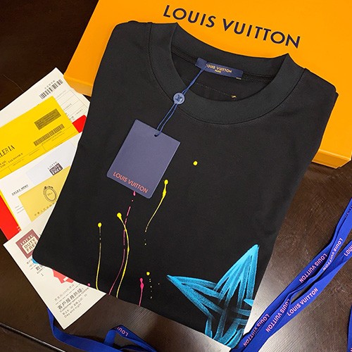 [홍콩명품.LOUIS VUITTON] 루이비통 25SS 로고 그래픽 반팔 티셔츠 (2컬러), BM22233, S1F, 레플리카의류,미러급사이트