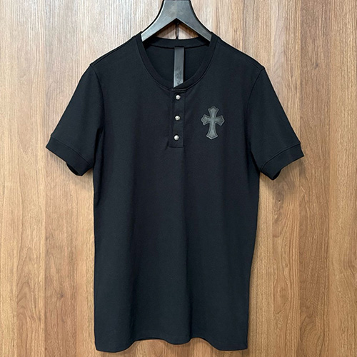 [홍콩명품.Chrome Hearts] 크롬하츠 25SS 로고 하프 버튼 반팔 티셔츠 (블랙), BM22383, RO, 레플리카의류,미러급사이트