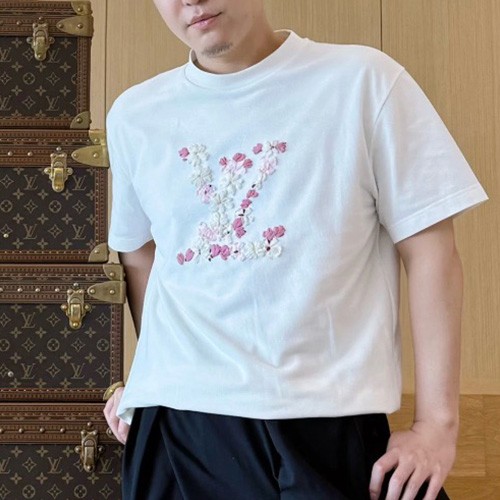 [홍콩명품.LOUIS VUITTON] 루이비통 25SS 로고 플라워 자수 반팔 티셔츠 (화이트), BM22390, YS, 레플리카의류,미러급사이트