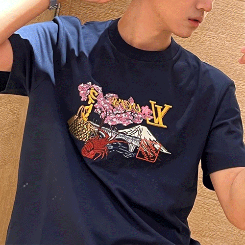 [홍콩명품.LOUIS VUITTON] 루이비통 25SS 로고 그래픽 자수 반팔 티셔츠 (네이비), BM22394, YS, 레플리카의류,미러급사이트