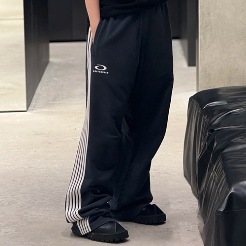 [홍콩명품.BALENCIAGA] 발렌시아가 25SS 스포티로고 자수 3선 조거 팬츠 바지 (네이비), BM22421, KB, 레플리카의류,미러급사이트