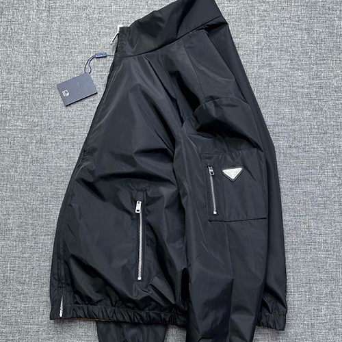 [홍콩명품,PRADA] 프라다 25SS 삼각로고 터틀넥 봄버 자켓 (블랙-브라운), BM22448, JQ, 레플리카의류,미러급사이트