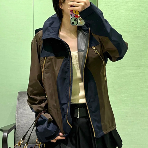 [홍콩명품.LOUIS VUITTON] 루이비통 25SS 로고 여성 후두 바람막이 자켓 (네이비-브라운), BM22507, MC, 레플리카의류,미러급사이트