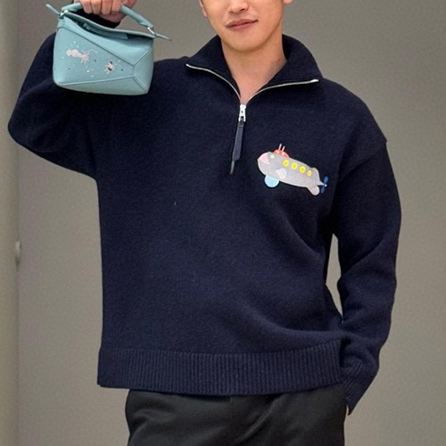 [홍콩명품.LOEWE] 로에베 25SS 로고 하프지퍼 하이넥 니트 스웨터 (블루), BM22556, KB, 레플리카의류,미러급사이트