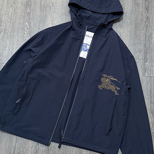 [홍콩명품.Burberry] 버버리 25SS 로고 후드 바람막이 자켓 (네이비), BM22715, JL, 레플리카의류,미러급사이트