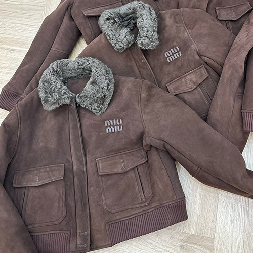 [홍콩명품,MIU MIU] 미우미우 25SS 로고 레더 가죽 시어링 봄버 자켓 (브라운), BM22808, TOM, 레플리카의류,미러급사이트
