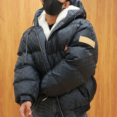 [홍콩명품.LOUIS VUITTON] 루이비통 25SS 로고 모노그램 후드 다운 패딩 1AGIRG (블랙), BM23177, KSM, 레플리카의류,미러급사이트