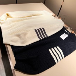 [홍콩명품.THOME BROWNE] 톰브라운 25SS 로고 4바 니트 스웨터 (2컬러), BM23183, KSM, 레플리카의류,미러급사이트