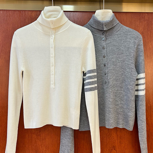 [홍콩명품.THOME BROWNE] 톰브라운 25SS 로고 여성 4바 하이넥 니트 스웨터 (2컬러), BM23223, KSM, 레플리카의류,미러급사이트