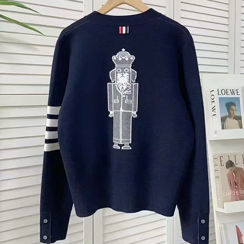 [홍콩명품.THOME BROWNE] 톰브라운 25SS 로고 여성 4바 V넥 니트 가디건 (네이비), BM23228, KSM, 레플리카의류,미러급사이트