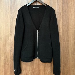[홍콩명품.Chrome Hearts] 크롬하츠 25SS 로고 V넥 집업 니트 가디건 (블랙), BM23238, RO 레플리카의류,미러급사이트