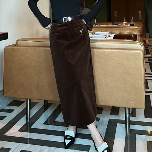 [홍콩명품,PRADA] 프라다 25SS 삼각로고 여성 코드류이 골덴 미디 스커트 (2컬러), BM23267, PG, 레플리카의류,미러급사이트