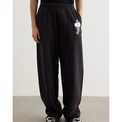 [홍콩명품.Maison Margiela] 메종마르지엘라 25SS 로고 프린트 조거 팬츠 바지 (블랙), BM23310, YS, 레플리카의류,미러급사이트