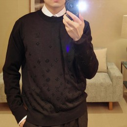 [홍콩명품.LOUIS VUITTON] 루이비통 25SS 로고 모노그램 장식 니트 스웨터 (블랙), BM23413, KB, 레플리카의류,미러급사이트