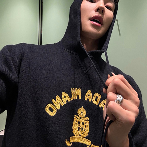 [홍콩명품,PRADA] 프라다 25SS 로고 자수 니트 후드 티셔츠 (블랙), BM23447, JL, 레플리카의류,미러급사이트