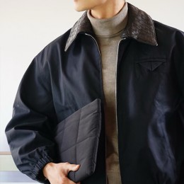 [홍콩명품.BOTTEGA VENETA] 보테가베네타 25SS 로고 인트레치아토 카라 봄버 자켓 (네이비), BM23553, KB, 레플리카의류,미러급사이트