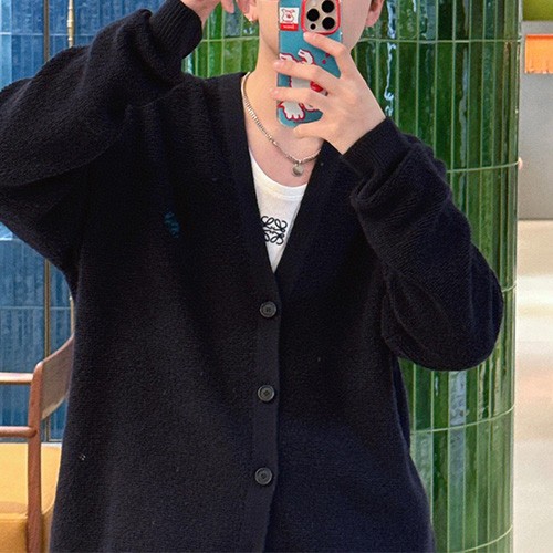 [홍콩명품.LOEWE] 로에베 25SS 로고 Anagram V넥 니트 가디건 (네이비), BM23704, KK, 레플리카의류,미러급사이트