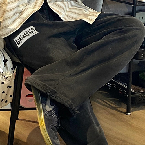 [홍콩명품.BALENCIAGA] 발렌시아가 25SS 로고 프린트 빈티지 조거 팬츠 바지 (블랙), BM23705, KK, 레플리카의류,미러급사이트