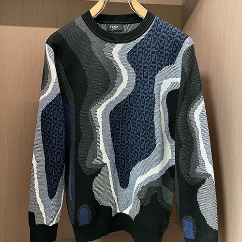 [홍콩명품,FENDI] 펜디 25SS 로고 패턴 니트 스웨터 (블랙-블루), BM23768, HH, 레플리카의류,미러급사이트