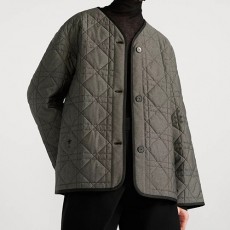 [홍콩명품,Christian Dior] 디올 25SS 로고 여성 퀄팅 솜패딩 V넥 자켓 (그레이), BM23888, MC, 레플리카의류,미러급사이트
