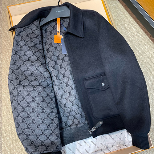 [홍콩명품.LOUIS VUITTON] 루이비통 25SS 로고  카라 봄버 자켓 (블랙), BM24004, PG, 레플리카의류,미러급사이트