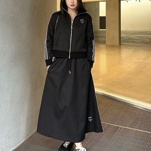 [홍콩명품,PRADA] 프라다 25SS 삼각로고 여성 솜패딩 카라 트레이닝 자켓 + 롱 스커트 상하의 세트 (2컬러), BM24022, MC, 레플리카의류,미러급사이트