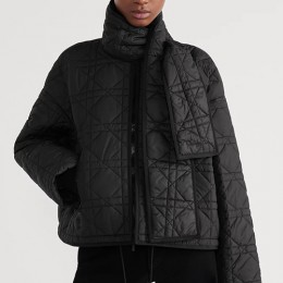 [홍콩명품,Christian Dior] 디올 25SS 로고 여성 머플러 장식 퀄팅 솜패딩 자켓 (블랙), BM24148, MC, 레플리카의류,미러급사이트