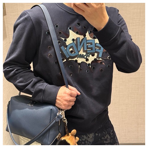 [홍콩명품,FENDI] 펜디 25SS 로고 그래픽 자수 맨투맨 티셔츠 (네이비), BM24244, KK, 레플리카의류,미러급사이트