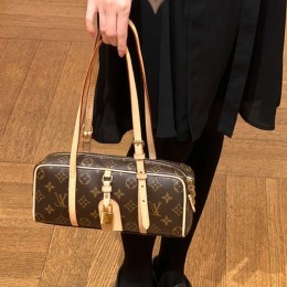 [홍콩명품.LOUIS VUITTON] 루이비통 25SS 로고 모노그램 행 온 (Hang On) 토트백 숄더백 M47031 (브라운), BGM5516, BDA, 홍콩명품가방,명품쇼핑몰,크로스백,핸드백,구매대행