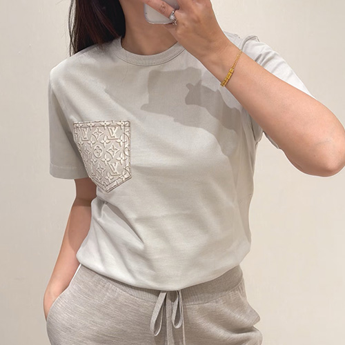 [홍콩명품.LOUIS VUITTON] 루이비통 26SS 로고 여성 모노그램 포켓 반팔 티셔츠 (그레이), BM24594, MC, 레플리카의류,미러급사이트