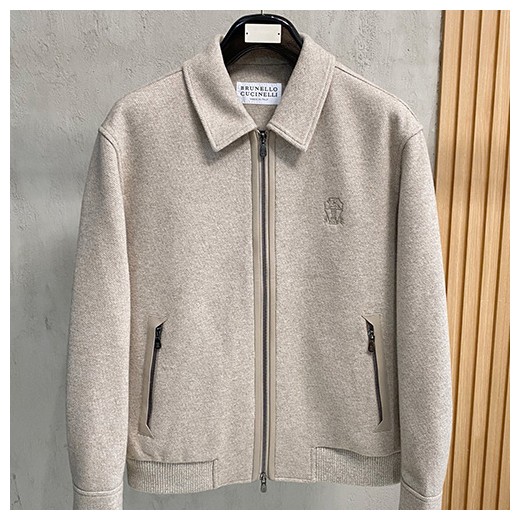 [홍콩명품.Brunello Cucinelli ] 브루넬로 쿠치넬리 26SS 로고 구스다운 카라 봄버 자켓 (베이지), BM24637, HH, 레플리카의류,미러급사이트