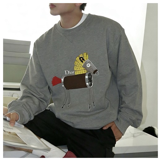[홍콩명품,Christian Dior] 디올 26SS 로고 그래픽 자수 맨투맨 티셔츠 (그레이), BM24668, KK, 레플리카의류,미러급사이트