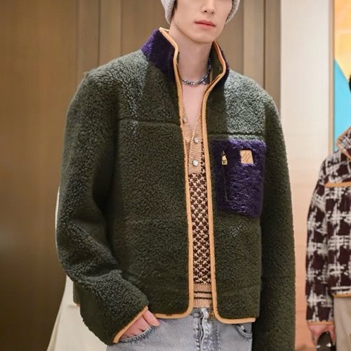 [홍콩명품.LOUIS VUITTON] 루이비통 26SS 로고 플리스 자켓 1AJVK1 (카키), BM24924, KK, 레플리카의류,미러급사이트