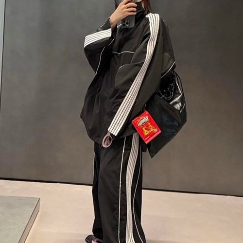 [홍콩명품.BALENCIAGA] 발렌시아가 26SS 로고 자수 바람막이 자켓 + 조거 팬츠 바지 상하의 세트 (블랙), BM24939, JL, 레플리카의류,미러급사이트