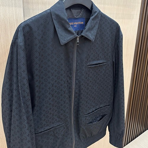 [홍콩명품.LOUIS VUITTON] 루이비통 26SS 로고 모노그램 카라 봄버 자켓 1AFVVD (블랙), BM24997, JZ, 레플리카의류,미러급사이트